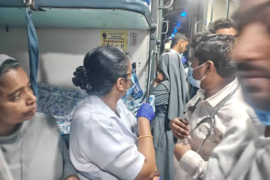 കേരളത്തിലേക്കുള്ള മംഗള എക്സ്പ്രസ്സിൽ ഭക്ഷ്യവിഷബാധ; വിദ്യാർഥികൾക്ക് ഛർദിയും തലകറക്കവും, ചികിത്സ നൽകി