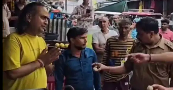 റെയ്ഡിനിടെ സ്വന്തം കടയിലെ ആഹാരം കഴിക്കാൻ വിസമ്മതിച്ച് ഉടമ; നിർബന്ധിച്ചപ്പോൾ കൈകൂപ്പി