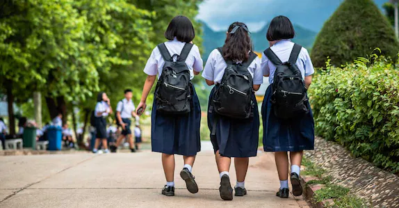 സ്കൂൾ വരാന്തയിൽ പരസ്യമായി മദ്യപിച്ച് വിദ്യാർഥിനികൾ; വിഡിയോ വിവാദമായതോടെ പ്രിന്സിപ്പലിനു സ്ഥലംമാറ്റം