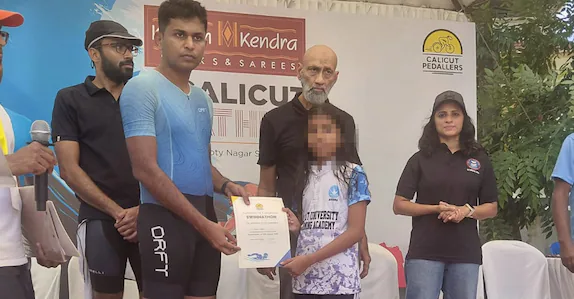 ‘കൊലയാളി സമ്മാനം കൊടുക്കേണ്ട’; ശ്രീറാം വെങ്കിട്ടരാമൻ കുട്ടിക്ക് സമ്മാനം കൊടുക്കുന്നത് വിലക്കി രക്ഷിതാവ്: നാടകീയ രംഗങ്ങൾ