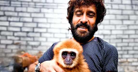 നടൻ വിക്രത്തിന് കുരുക്ക്: സംരക്ഷിത കുരങ്ങിനൊപ്പം വിഡിയോ; വനം വകുപ്പ് അന്വേഷണം