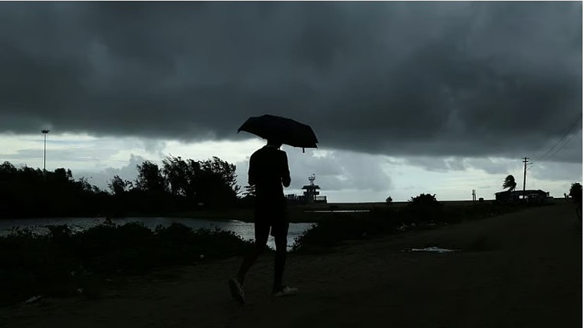 ‘ഡോള്ഫിന് ചുഴലിക്കാറ്റ്’, ഇന്നും തീവ്രമഴ, 8 ജില്ലകളില് ഓറഞ്ച് അലര്ട്ട്; കള്ളക്കടല് ജാഗ്രത
