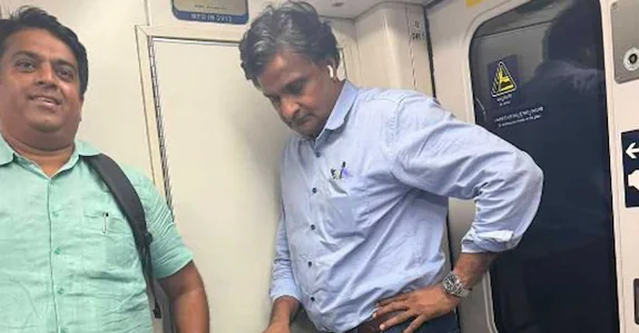 ട്രെയിനിൽ സീറ്റില്ല, കയ്യിൽ ട്രോളി ബാഗുമായി നിന്ന് യാത്ര ചെയ്ത് മുൻ ഇന്ത്യൻ താരം