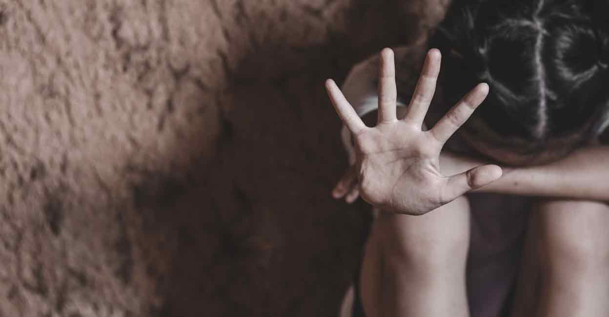 ബിസ്ക്കറ്റ് നൽകാമെന്ന് വാഗ്ദാനം; 5 വയസ്സുകാരിയെ 12കാരൻ പീഡിപ്പിച്ചു; ഒടുവിൽ ഭീഷണിയും