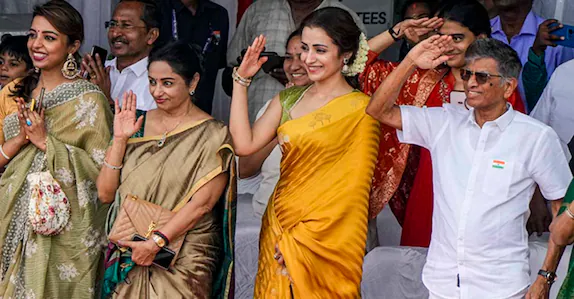 ‘നടിയെ കൊണ്ടുവന്നിരുത്തി, മുഖ്യമന്ത്രിയുടെ മാനം കാറ്റിൽ പറന്നു’; വിജയ്–തൃഷ സല്യൂട്ടിൽ ആഞ്ഞടിച്ച് മുരശൊലി