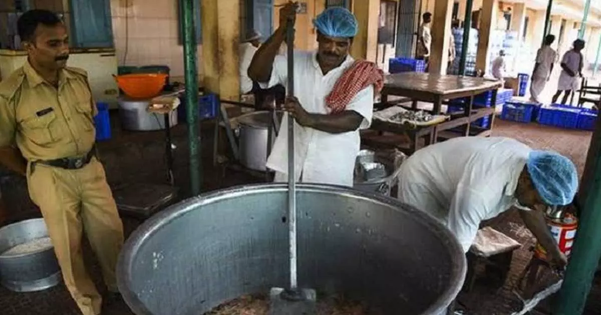 തടവുകാർക്ക് ഇനി മട്ടണും മീനുമില്ല; പകരം ചിക്കനും മുട്ടയും; കോടികൾ ലാഭിക്കാൻ ജയിൽ വകുപ്പ്