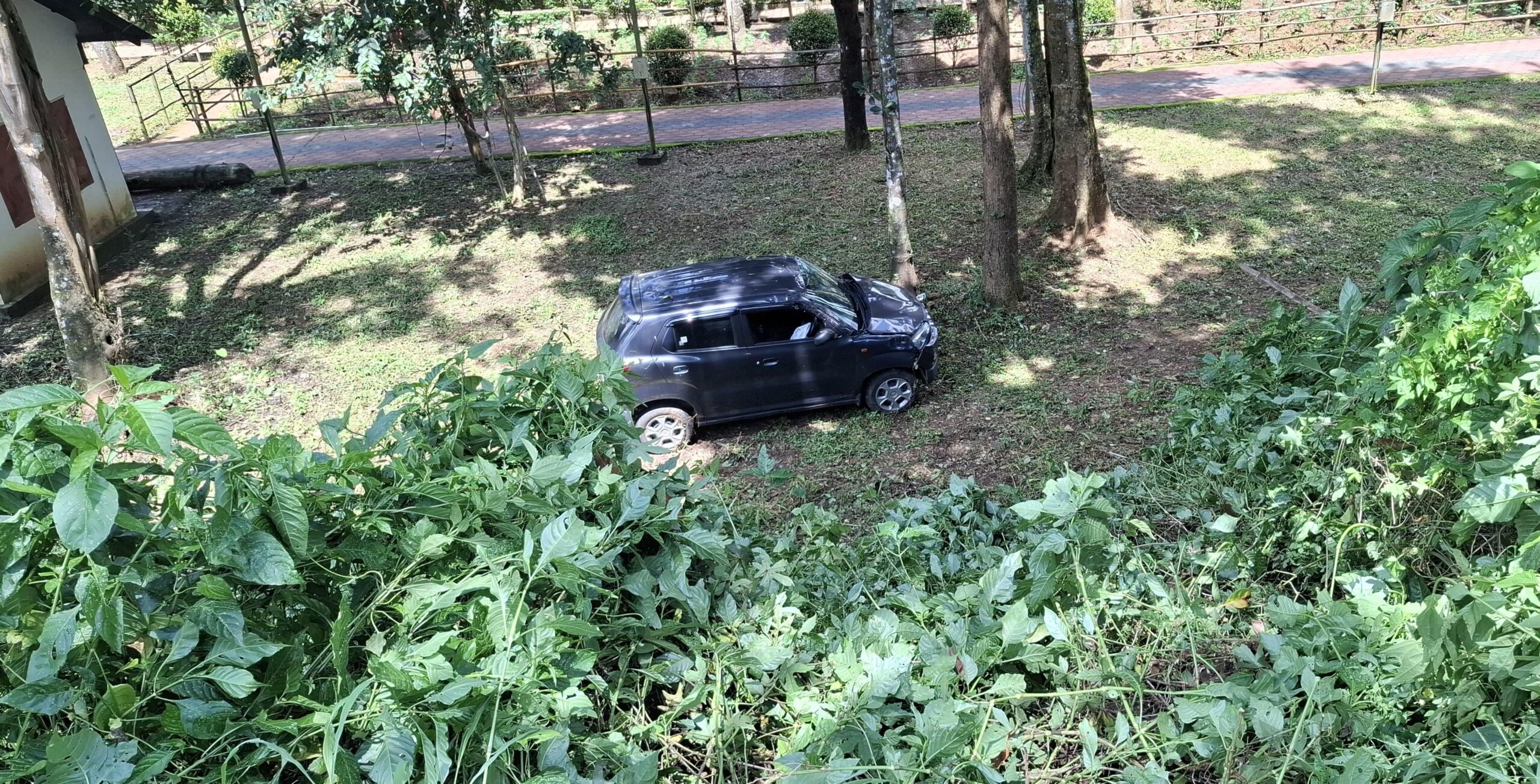 നിയന്ത്രണം വിട്ട കാർ താഴ്ചയിലേക്ക് മറിഞ്ഞ് അപകടം
