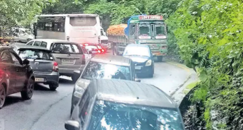 കള്ളാടി മണ്ണിടിച്ചിൽ, താമരശേരി ചുരത്തിലെ ഗതാഗത തടസം; വയനാടിനെ വിനോദസഞ്ചാരികൾ കൈവെടിയുന്നോ?