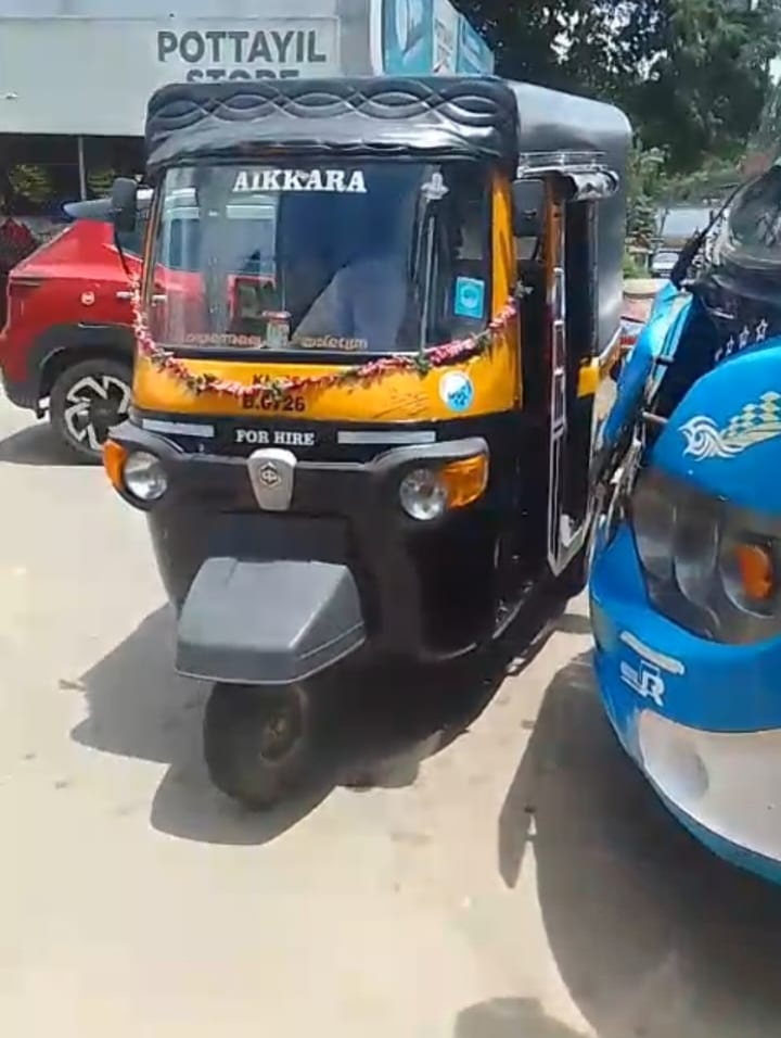 യാത്രക്കാരുമായി സർവീസ് നടത്തിയ ബസ് തടഞ്ഞ് സമാന്തര സർവീസിന്റെ ‘കളിയാട്ടം’