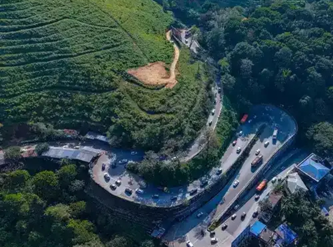 താമരശ്ശേരി ചുരത്തിൽ അപകടത്തിൽപ്പെട്ട കണ്ടെയ്നർ ലോറി നീക്കം ചെയ്തു; ചുരത്തിൽ രൂക്ഷമായ ഗതാഗതക്കുരുക്ക് തുടരുന്നു