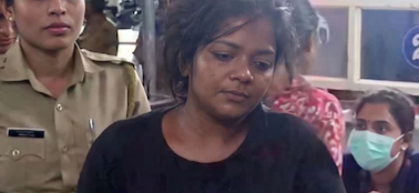 മദ്യപിച്ച് നടുറോഡിൽ യുവതിയുടെ പരാക്രമം, വാഹനങ്ങൾ തടഞ്ഞ് പണം ചോദിച്ചു; പൊലീസിനെയും മർദിച്ചു, അറസ്റ്റ്