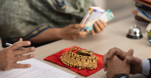 ക്രെഡിറ്റ് കാർഡ് റദ്ദാക്കാനായി വാങ്ങിയ ശേഷം ലക്ഷങ്ങൾ തട്ടി ബാങ്ക് ജീവനക്കാരി; സ്വർണപ്പണയ തട്ടിപ്പിലും കേസ്