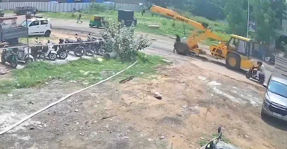 പിക്കപ് ക്രെയിൻ ശരീരത്തിലൂടെ കയറിയിറങ്ങി; വിദ്യാർഥിനിക്ക് ദാരുണാന്ത്യം