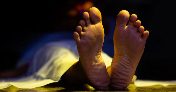 ഭർത്താവിനെ അന്വേഷിച്ചെത്തിയ പൊലീസ് ഗർഭിണിയുടെ വയറ്റിൽ ചവിട്ടി; പ്രസവത്തിനിടെ യുവതി മരിച്ചു: കുഞ്ഞിന്റെ നില ഗുരുതരം