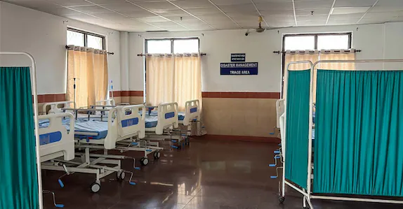 സർക്കാർ പൂട്ടിച്ച ആശുപത്രിയിൽ പിൻവാതിലിലൂടെ ഗർഭിണിയെ പ്രവേശിപ്പിച്ച് പ്രസവം; അമ്മയും കുഞ്ഞും മരിച്ചു