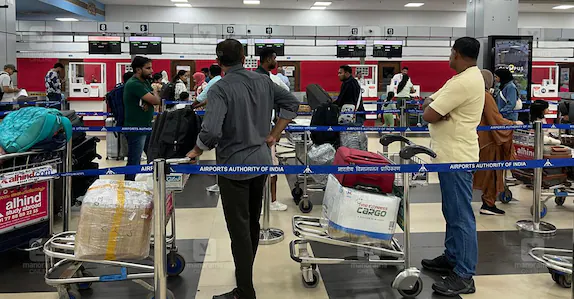 വലഞ്ഞ് യാത്രക്കാർ! യുഎഇ–ഇന്ത്യ വിമാന സർവീസുകൾ മണിക്കൂറുകളോളം വൈകുന്നു, ചിലത് റദ്ദാക്കി; സമയക്രമത്തിൽ വൻ മാറ്റം