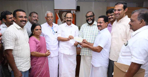 കെഎസ്ആർടിസിക്ക് ഒരു ബസ് ‘ജോസേട്ടന്റെ വക’, ചരിത്രത്തിലാദ്യം; 40 ലക്ഷം രൂപ മുഖ്യമന്ത്രി ഏറ്റുവാങ്ങി