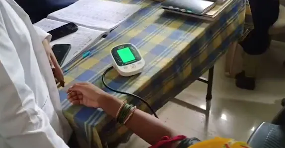 ബിപി നോക്കാൻ അറിയാത്ത ഹെൽത്ത് ഓഫിസർ; പരാതി വ്യാപകമായപ്പോൾ കലക്ടർ നേരിട്ടെത്തി