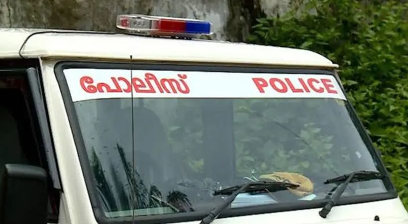വീടിന്റെ മച്ചിൽ ബെഡ്ഷീറ്റ് കെട്ടി ജീവനൊടുക്കാൻ യുവാവിന്റെ ശ്രമം; കതക് ചവിട്ടിത്തുറന്ന് രക്ഷിച്ച് പൊലീസ്