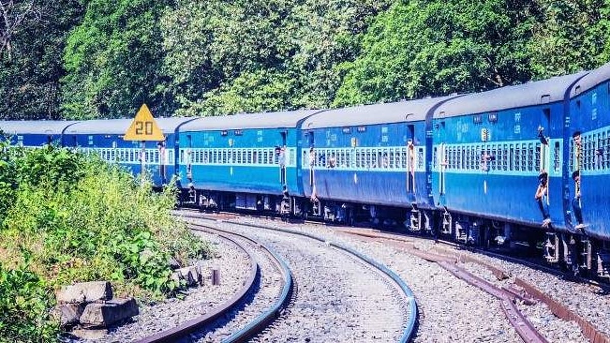 ഭാര്യയും മകളും കയറിയില്ല; അപായച്ചങ്ങല വലിച്ച് ട്രെയിൻ നിർത്തിച്ചു; റിട്ട. റെയിൽവേ സൂപ്രണ്ടിന് സമൻസ്