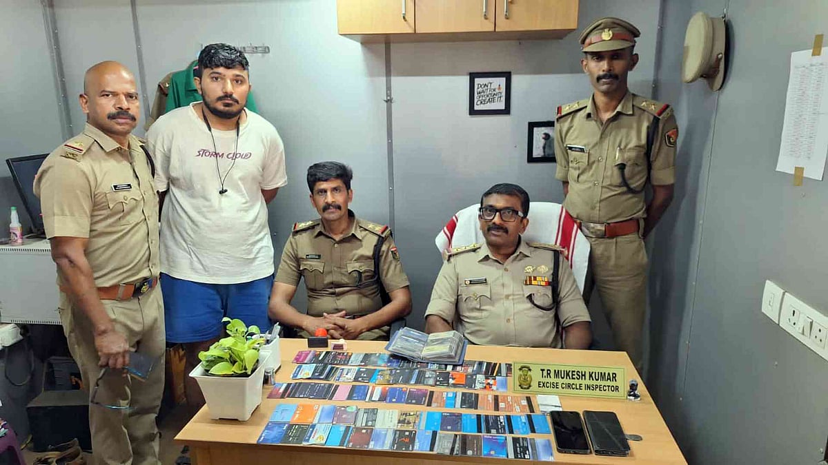 216 ക്രെഡിറ്റ് കാര്ഡുകളുമായി ഗുജറാത്ത് സ്വദേശി പിടിയില്; സാമ്പത്തിക തട്ടിപ്പ് സംഘത്തിലെ പ്രധാനിയെന്ന് സംശയം