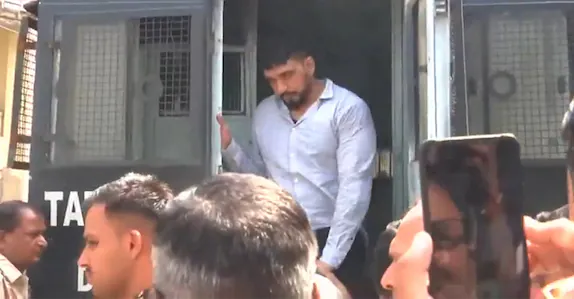 ഇരട്ട പെൺകുട്ടികൾക്ക് പേരിടാൻ ഗ്യാങ്സ്റ്റർക്ക് 6 മണിക്കൂർ പരോൾ; ബാൻഡ് മേളം ഒരുക്കി സ്വീകരണം