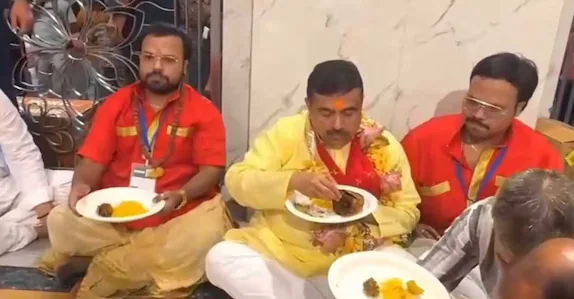 ക്ഷേത്രത്തിൽ തലക്കറിയും വറുത്ത മീനും കഴിച്ച് സുവേന്ദു അധികാരി; ആരോപണങ്ങളുടെ മുനയൊടിച്ച് തന്ത്രപരമായ നീക്കം