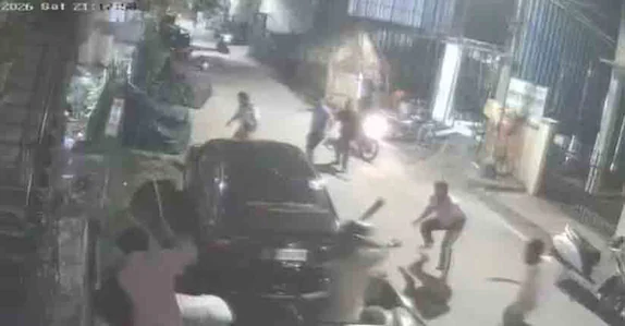 നടുറോഡിൽ ടിവികെ നേതാവിനെ വെട്ടിക്കൊന്നു; പ്രതികാരക്കൊല?, സിസിടിവി ദൃശ്യങ്ങൾ പുറത്ത്