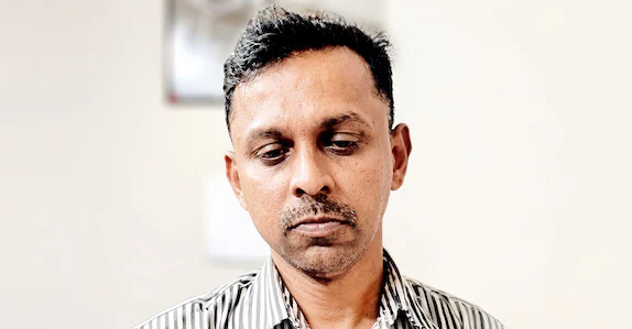 ഭക്തർ ക്ഷേത്രങ്ങളിൽ കയറുമ്പോൾ ഫോൺ മോഷ്ടിക്കും; സിസിടിവി തെളിവായി, മുൻ പൊലീസുകാരൻ അറസ്റ്റിൽ