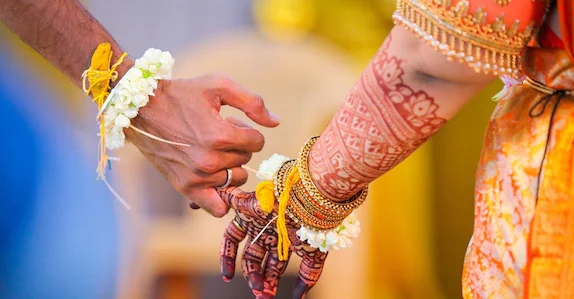 പ്രണയിക്കുന്നവർ സൂക്ഷിക്കുക! വിവാഹം കഴിച്ചാൽ ബഹിഷ്കരിക്കും; പ്രമേയം പാസാക്കി ഗ്രാമം