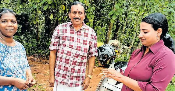 പ്ലാസ്റ്റിക് മാലിന്യം തിരിയുന്നതിനിടെ സ്വർണമോതിരം ലഭിച്ചു; ഉടമയ്ക്ക് തിരികെനൽകി ഹരിതകർമ സേനാംഗങ്ങളായ ഷീബയും ജിജിയും