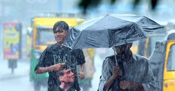 കനത്ത മഴ, റെഡ് അലർട്ട്: 3 ജില്ലകളിലെ വിദ്യാഭ്യാസ സ്ഥാപനങ്ങൾക്ക് നാളെ അവധി