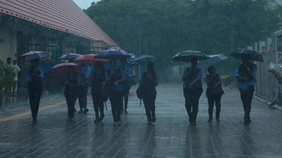 വരുന്നു അര്ണബ് ചുഴലിക്കാറ്റ്; ഇന്ന് 10 ജില്ലകളില് ഓറഞ്ച് അലര്ട്ട്; നാലിടത്ത് യെല്ലോ; മഴ കനക്കും
