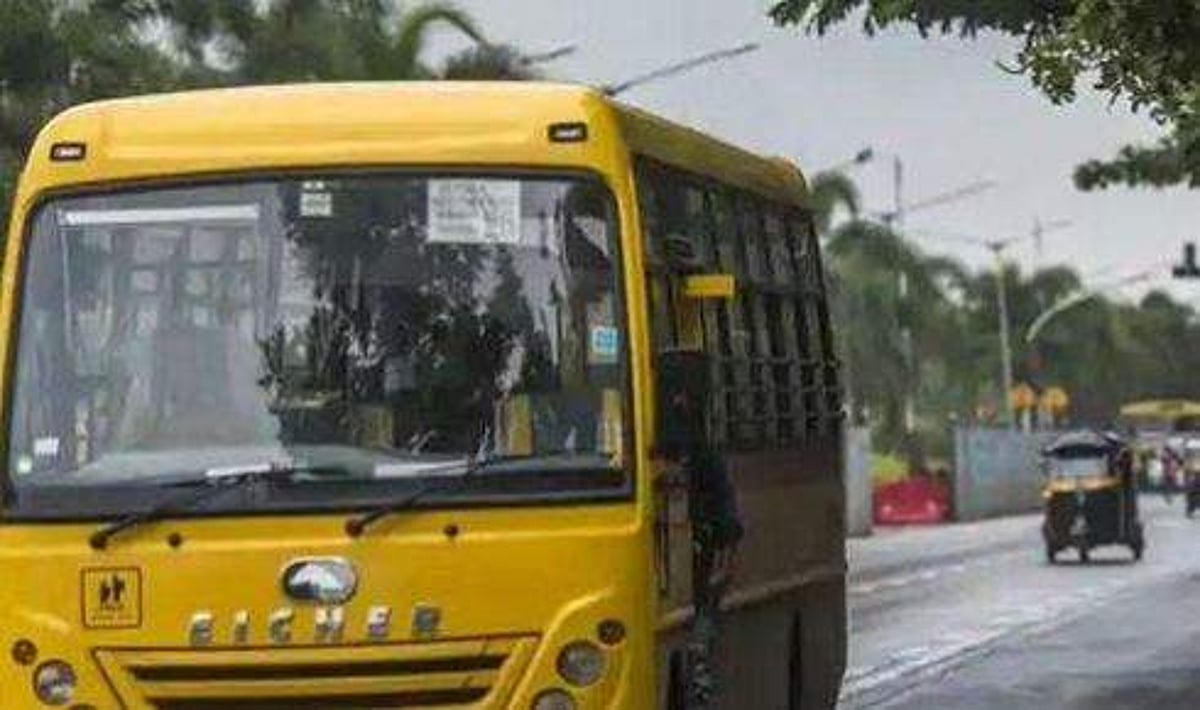 ഡ്രൈവര്മാര്ക്ക് ലൈസന്സും യൂണിഫോമും ഇല്ല; സീറ്റ് ബെല്റ്റും ധരിച്ചില്ല; സ്കൂള് ബസുകള്ക്ക് പിഴ